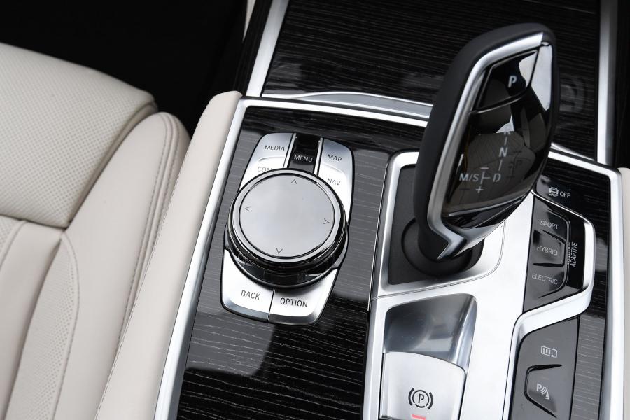 Детали интерьера BMW 745Le xDrive (G12) 2019 года  (UK) (фото 2 из 26)